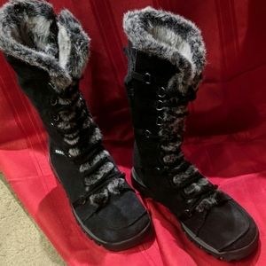Sketchers lace up winter boots
